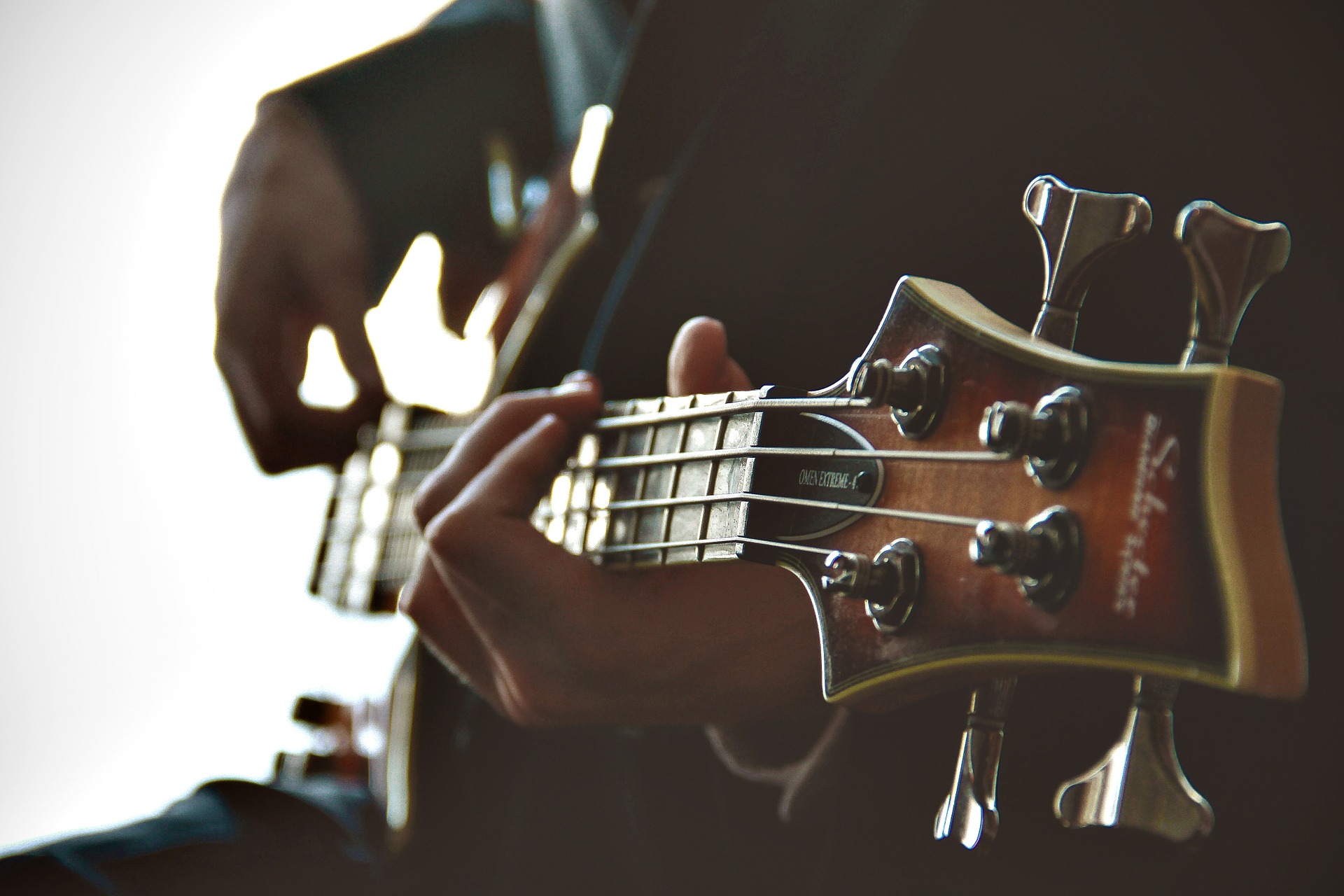 Hände und Gitarre